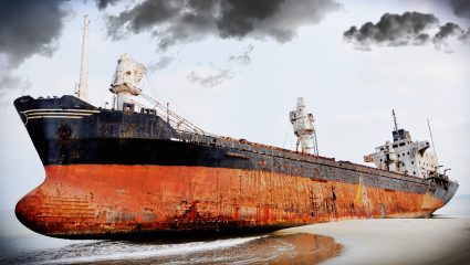 Τα πλοία-φαντάσματα στο μεγαλύτερο νεκροταφείο καραβιών στην Ελευσίνα