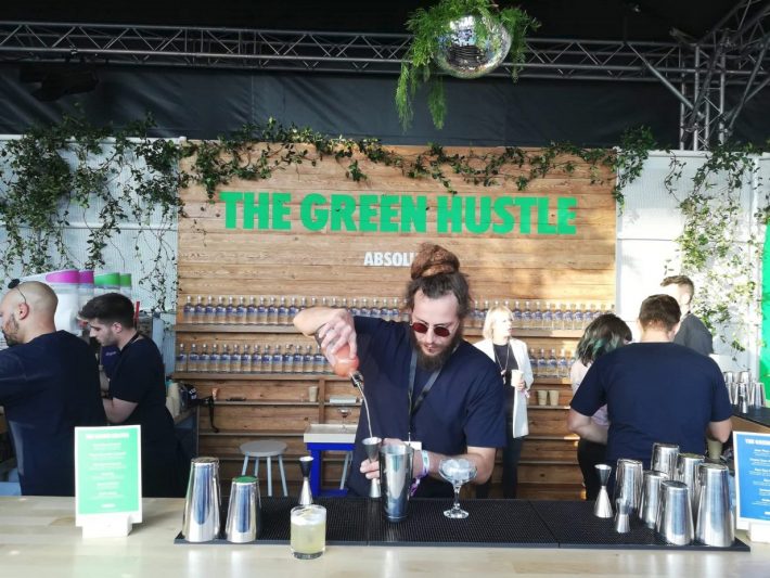 Green Hustle: Η πλατφόρμα της Absolut για την «πράσινη βιωσιμότητα» των bars