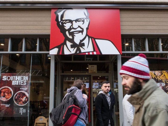 Έμειναν χωρίς κοτόπουλο τα 646 από τα 900 μαγαζιά: Η γκάφα του αιώνα των KFC που έγινε κατά λάθος υπερόπλο