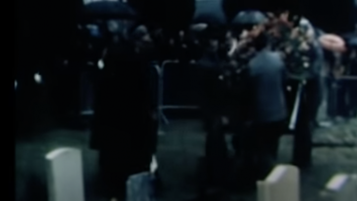Αυτή τη φορά δεν ήταν αστείο: Η μέρα-ντροπή που ο Τσάρλι Τσάπλιν βγήκε από τον τάφο του 2 μήνες μετά την κηδεία