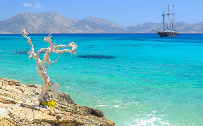 Γαλαζοπράσινα νερά, απόλυτη ησυχία: Το άγνωστο ελληνικό νησί με τις 36 παραλίες (pics)