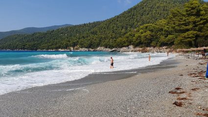 «Αφήστε τη Μύκονο για τους άλλους»: Ξέρετε ποιο ελληνικό νησί επιλέγουν φέτος μαζικά οι Άγγλοι για τις πιο χαλαρωτικές διακοπές;