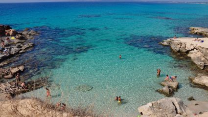 35 °C τον Σεπτέμβρη: Στο πιο ζεστό νησί της Μεσογείου κάνουν βουτιές, όταν οι άλλοι κρυώνουν (Pics)