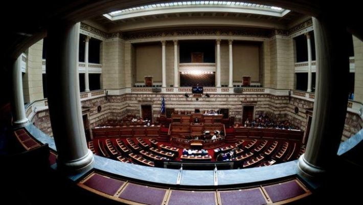 «Αν το ψηφίσουμε, πέσαμε»: Το πολιτικό κόστος του πιο σκληρού νομοσχεδίου που ήρθε ποτέ στη Βουλή