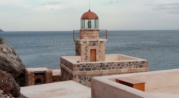 Αποκλεισμένος 10 μέρες απ' τα κύματα: Στον πιο επικίνδυνο Φάρο της Ελλάδας τα λάθη δεν συγχωρούνται
