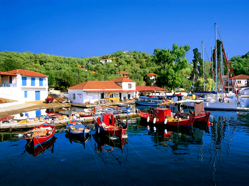 Μακριά απ’ τον πολιτισμό, χωρίς αυτοκίνητα: Στο ωραιότερο «άγνωστο» ελληνικό νησάκι μένεις με λιγότερα από 10 ευρώ τη μέρα