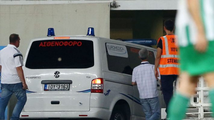 Στην Ελλάδα δεν υπήρχε ασθενοφόρο και απινιδωτής: Ο παίκτης που χάθηκε στο γήπεδο, ενώ θα μπορούσε να ‘χει σωθεί Στην Ελλάδα δεν υπήρχε ασθενοφόρο και απινιδωτής: Ο παίκτης που χάθηκε στο γήπεδο, ενώ θα μπορούσε να ‘χει σωθεί