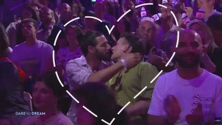 Τι το κακό έχει που έδειξε η Eurovision άντρες να φιλιούνται;