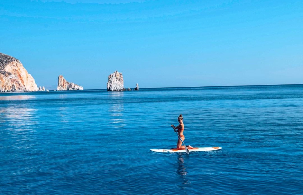 Η ελληνική «Γαλάζια Λίμνη»: Το ακατοίκητο νησί με τις φυσικές πισίνες που «βουλιάζει» από κόσμο (Pics)