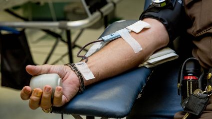 Γίνε ήρωας σώζοντας μια ζωή… χωρίς μπέρτα αλλά δίνοντας αίμα