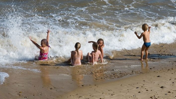 Οι μίζεροι που δεν αντέχουν τα παιδάκια στην παραλία