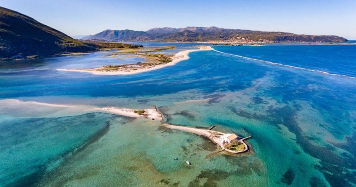 Κρυμμένο διαμάντι: Το παραδεισένιο ελληνικό νησάκι, όπου έζησε σαν ναυαγός ο Άγγελος Σικελιανός