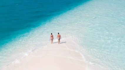 Βουτιά και… γκαντεμιά: Η πανέμορφη παραλία που όποιο ζευγάρι φωτογραφίζεται σ’ αυτήν χωρίζει (Pics)