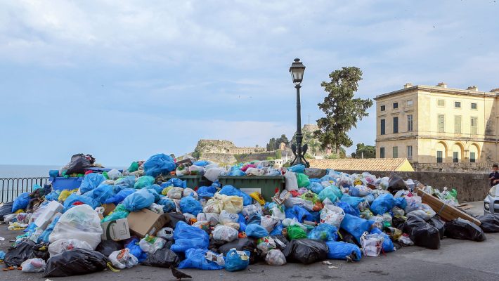 Το πρόβλημα με τα σκουπίδια στην Κέρκυρα φανερώνει όλη τη σάπια νοοτροπία της πολιτικής σκηνής