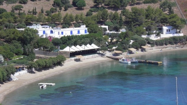 10 δωμάτια, 1 εστιατόριο: Το ελληνικό νησί που κάνεις βασιλικές διακοπές αν καταφέρεις να βρεις δωμάτιο (Pics)