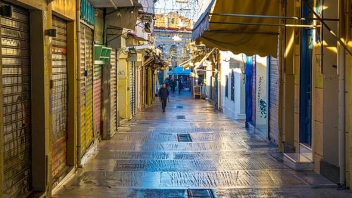 «Είναι υπέροχη η Αθήνα τον Αύγουστο»: Το κλισέ που σου τρυπάει το μυαλό