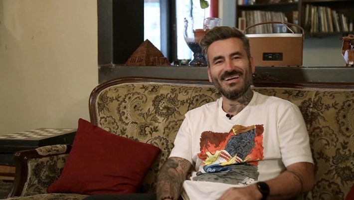 Tattooligans: Ο Γιώργος Μαυρίδης κάνει πλέον τατουάζ για να περνάει καλά (Vid)