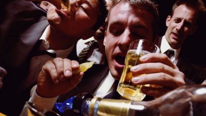 «Έλα ρε, για ένα ποτό θα πάμε»: 5 ψέματα που τα λέμε αν και ξέρουμε ότι ακούγονται ψέματα