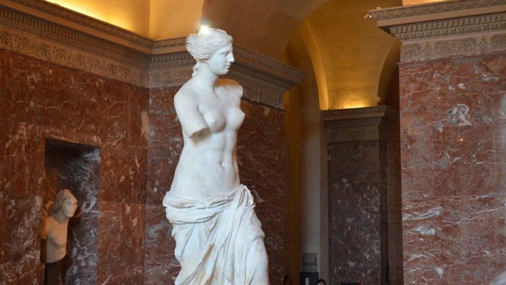 «Το άγαλμα ήταν άθικτο»: Τι απέγιναν τα χέρια της Αφροδίτης της Μήλου μετά την κλοπή από τους Γάλλους