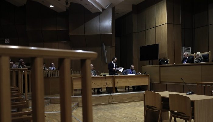 «Πόσο κοστίζει μια σφαίρα;»: Ο ένορκος που τίναξε στον αέρα τη δίκη του Έλληνα «Αλ Καπόνε»