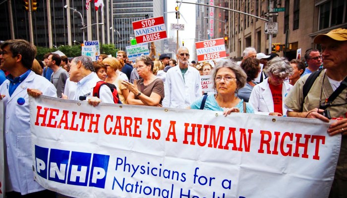 «Δαιμονοποιώντας» τον Μπέρνι Σάντερς και τις… παλαβές ιδέες του για δημόσια υγεία για όλους