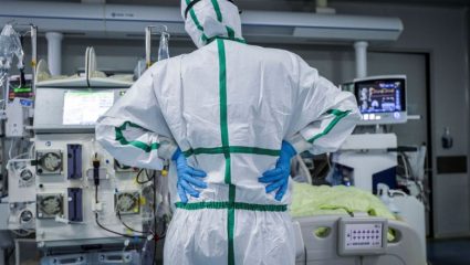 Αιφνίδιος θάνατος: Η μετάλλαξη του ιού που φέρνει το οριστικό τέλος της πανδημίας