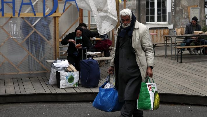 Κορονοϊός: Ούτε τώρα είναι ίσοι πλούσιοι και φτωχοί και αυτή η δημοσιογράφος εξηγεί το γιατί