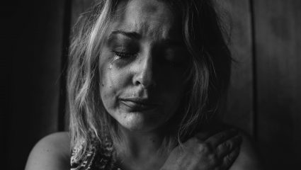 Το πιο μεγάλο έγκλημα της καραντίνας: Η αύξηση της οικιακής βίας είναι το πιο ντροπιαστικό μήνυμα των ημερών