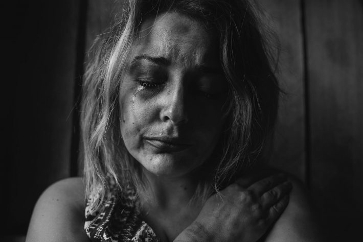 Το πιο μεγάλο έγκλημα της καραντίνας: Η αύξηση της οικιακής βίας είναι το πιο ντροπιαστικό μήνυμα των ημερών