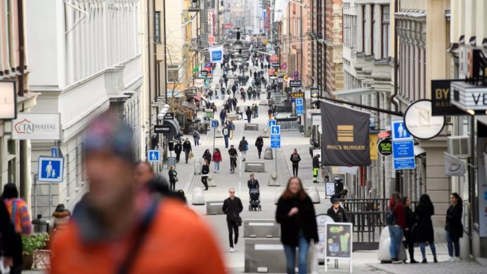 Οδηγία-ντροπή: Το έσχατο σημείο στο οποίο έφερε τη Σουηδία η «Ανοσία της αγέλης»