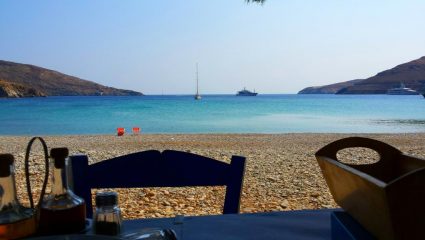 Βούλιαξε από Έλληνες τουρίστες: Το νησί που σάρωσε φέτος το καλοκαίρι χάρη στο πρωτοποριακό «πείραμά» του