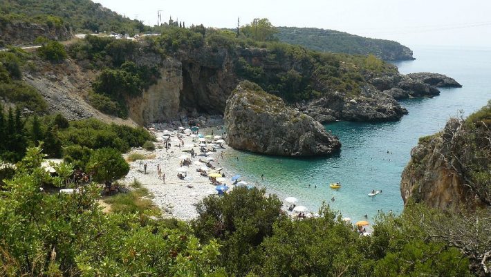 Πεντάστερες, low budget διακοπές: Το ελληνικό χωριό που λατρεύει η Αντζελίνα Τζολί θα 'χει βαθύ καλοκαίρι ως τον Οκτώβρη (Pics)