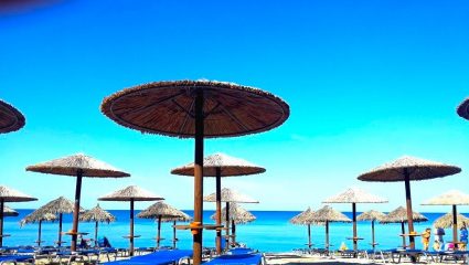Βαθιά, πεντακάθαρα νερά, δωρεάν ξαπλώστρες: Η ελληνική παραλία των 25χλμ είναι η μεγαλύτερη και πιο ασφαλής στην Ευρώπη (Pics)