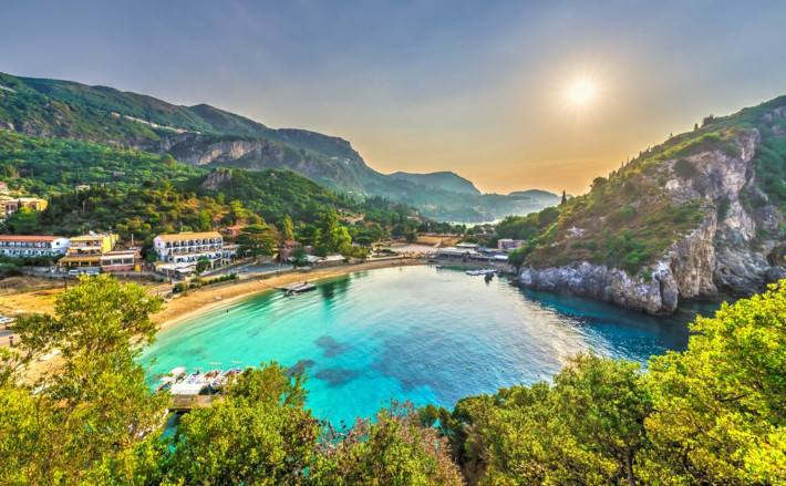Παραλίες-όνειρο, χάσιμο νου: Η «Ίμπιζα της Ελλάδας» είναι το ιδανικό καταφύγιο για νέους και οικογένειες (Pics)