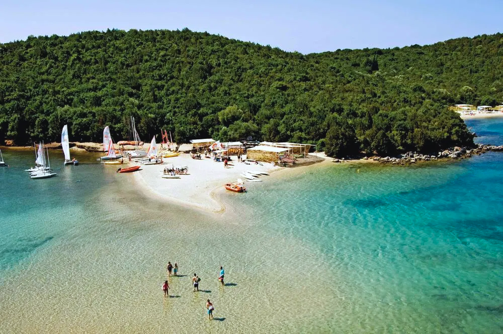 Νερά Καραϊβικής, φινέτσα Μυκόνου: Τις διακοπές στον πιο εξωτικό προορισμό της Ελλάδας δεν τις κάνεις ούτε στο καλύτερο νησί