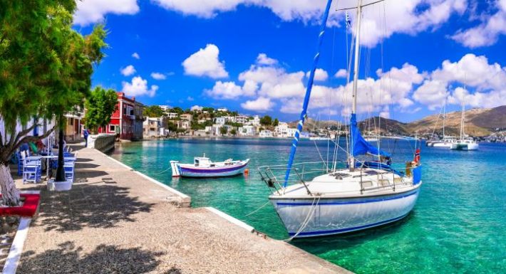 Παραλίες-όνειρο, καλό φαγητό, λίγοι τουρίστες: Το νο1 low budget νησί για ποιοτικές διακοπές μακριά από συνωστισμό