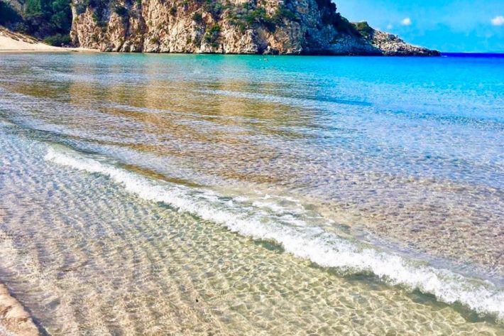 3 ώρες από την Αθήνα, χωρίς πλοίο: Στο μέρος με την «ωραιότερη παραλία του κόσμου» οι διακοπές σου δεν κοστίζουν μια περιουσία (Pics)