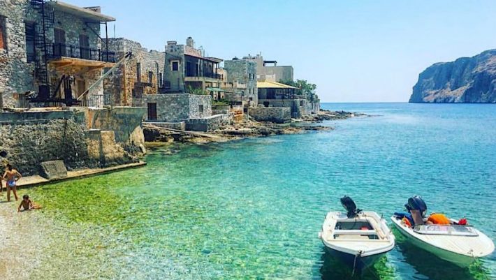 Ούτε καράβι, ούτε συνωστισμός: Το ωραιότερο road trip στην Ελλάδα με τις παραλίες που θα θυμάσαι για μια ζωή