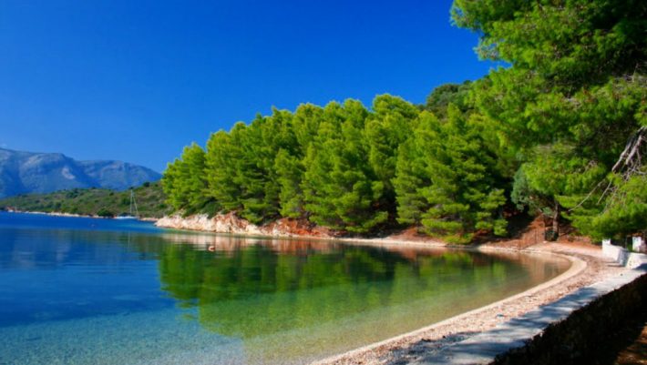 Σμαραγδένιες παραλίες, τιμές - έκπληξη: Το νησί που για χάρη του αλλάζεις lifestyle διακοπών