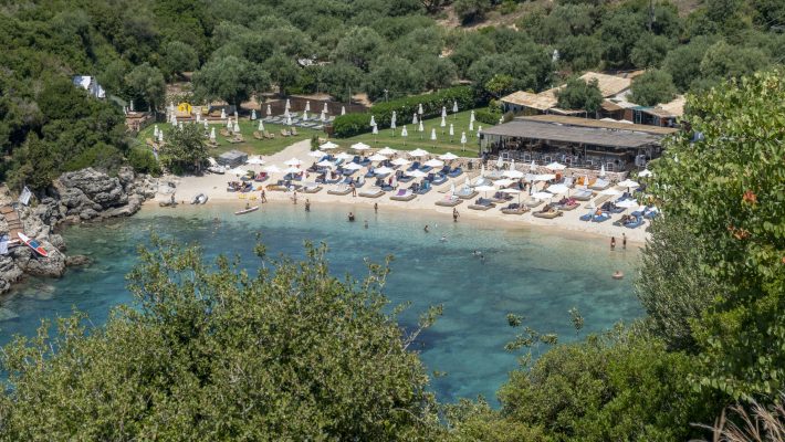 Νερά Καραϊβικής, φινέτσα Μυκόνου: Τις διακοπές στον πιο εξωτικό προορισμό της Ελλάδας δεν τις κάνεις ούτε στο καλύτερο νησί