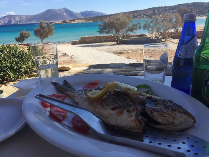 Μπίρα, ψάρι, θάλασσα: Στον ελληνικό παράδεισο που δεν αλλάζουν οι ξένοι, φέτος θα ξεχάσεις την ακρίβεια (Pics)
