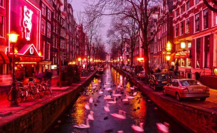 Red Light District: Οι 5 αλλαγές λόγω κορωνοϊού στην πιο διαβόητη περιοχή του Άμστερνταμ