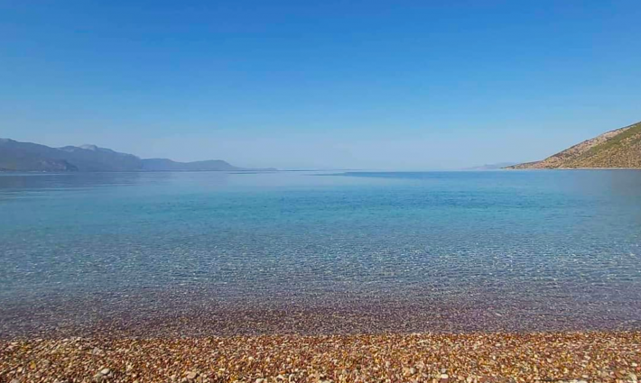 Νησιωτικό σκηνικό: Η παραλία που θυμίζει τις καλύτερες της Κεφαλονιάς είναι 1 ώρα απ’ την Αθήνα (Pics)