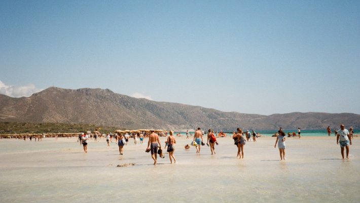Λευκή και ροζ αμμουδιά, τιρκουάζ νερά: Αξίζει να περιμένεις όλη σου τη ζωή για ένα μπάνιο σε αυτή την ελληνική παραλία (Pics)