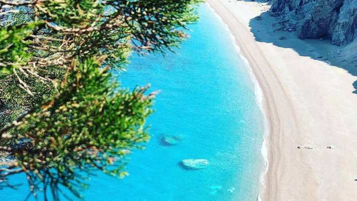 Ασανσέρ 100μ., τούνελ 130 μ.: Στην πιο συγκλονιστική παραλία της Ελλάδας η κατάβαση γίνεται εμπειρία ζωής (Pics)