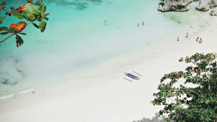 20 κάτοικοι, απόλυτη γαλήνη: Στο νησί με τις πιο απρόσιτες, μα εκθαμβωτικές, παραλίες κάνεις την καλύτερη μονοήμερη της ζωής σου