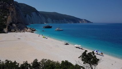 Παρθένες δίχως ίχνος ανθρώπινης παρέμβασης: Στο νησί με τις ωραιότερες παραλίες της Ελλάδας κάνεις 2 μπάνια την ημέρα