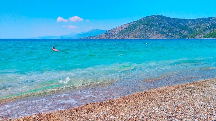 Νησιωτικό σκηνικό: Η παραλία που θυμίζει τις καλύτερες της Κεφαλονιάς είναι 1 ώρα απ’ την Αθήνα (Pics)
