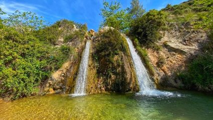 40 λεπτά απ’ το κέντρο: Στον μυστικό καταρράκτη της Αθήνας θα κάνεις την πιο δροσερή βουτιά της ζωής σου (Pic)