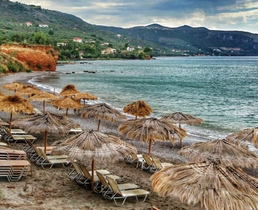 Δωρεάν ξαπλώστρα και πριβέ σαλόνι: Στην ασφαλέστερη παραλία της Ελλάδας πας με αμάξι και η βουτιά σου δεν κοστίζει χρυσάφι (Pics)